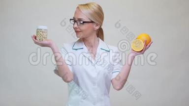 <strong>营养学家</strong>医生健康生活方式理念-服用维生素丸和橙果
